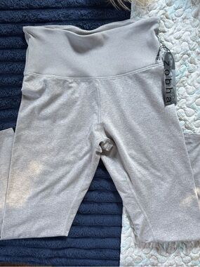 Zobha High-Waist Capri Leggings